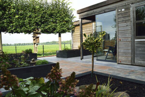 Compact stijlvol tuinhuis met schuifdeur van glas - Hovenier de Bruin uit Emmeloord